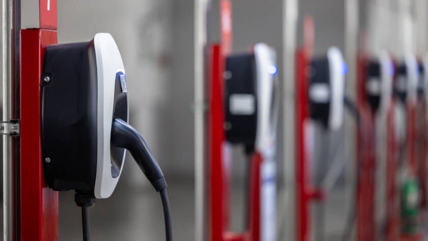 Nahaufnahme einer Ladesäule für Elektroautos mit einem Kabel in der Halterung. TEAtherm in Dinkelsbühl