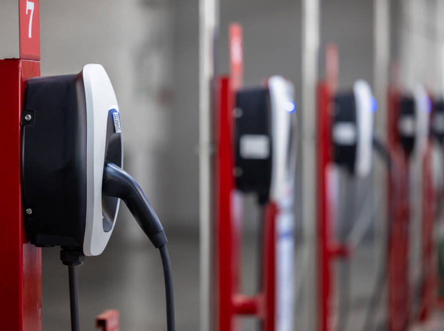 Nahaufnahme einer Ladesäule für Elektroautos mit einem Kabel in der Halterung. TEAtherm in Dinkelsbühl