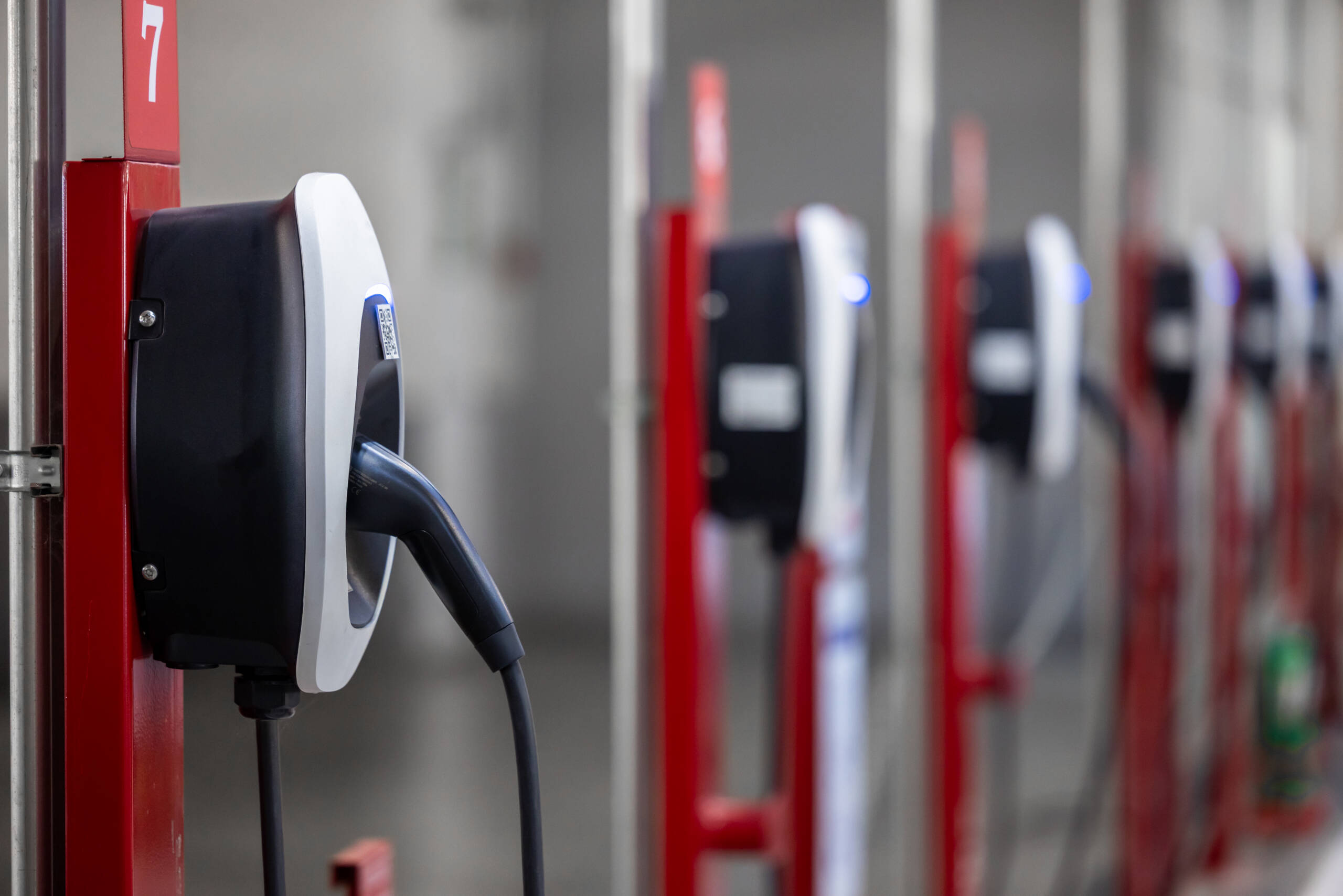 Nahaufnahme einer Ladesäule für Elektroautos mit einem Kabel in der Halterung. TEAtherm in Dinkelsbühl