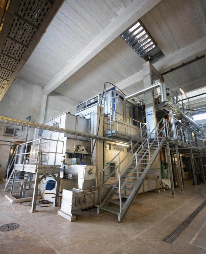 Biomasseheizkraftwerk mit Metallstruktur und Treppen im Innenbereich einer Anlage. TEAtherm in Dinkelsbühl
