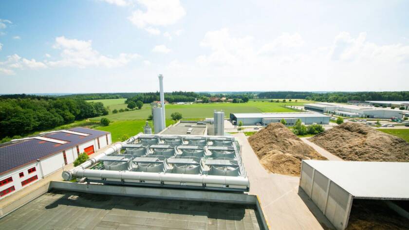 Dachansicht einer Industrieanlage mit Kühltürmen und angrenzenden Lagerbereichen. TEAtherm in Dinkelsbühl