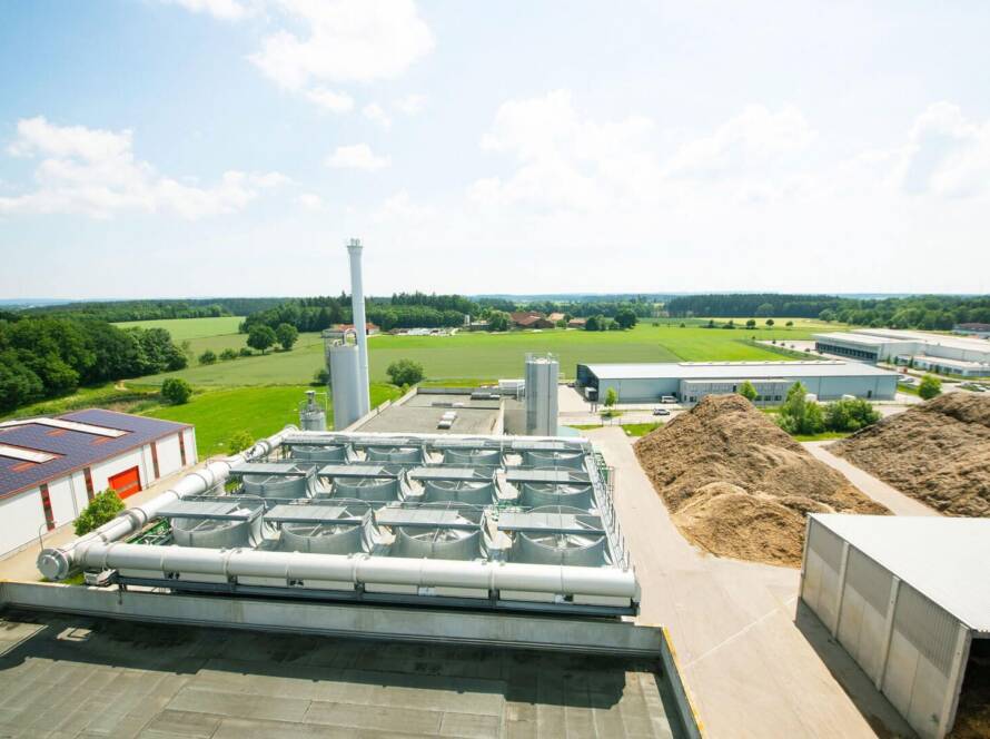 Dachansicht einer Industrieanlage mit Kühltürmen und angrenzenden Lagerbereichen. TEAtherm in Dinkelsbühl